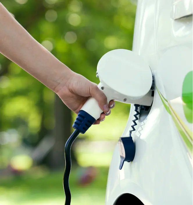 femme-qui-utilise-sa-nouvelle-borne-de-recharge-electrique